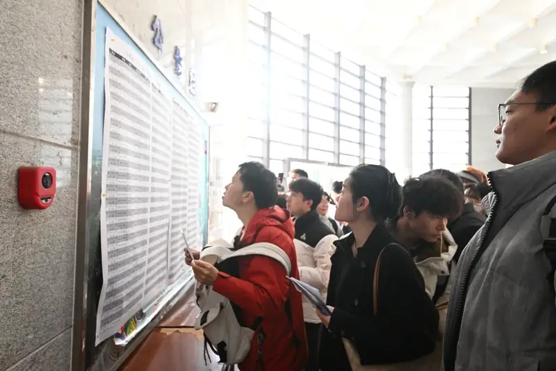 中年失业的地产人，挤进考公“复活赛”