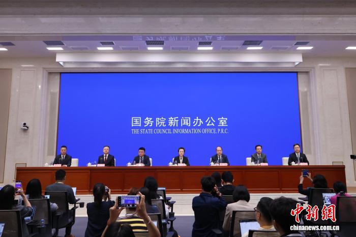 5月26日,中国国务院新闻办公室在北京举行国务院政策例行吹风会,国家发展改革委副主任郑备、教育部基础教育司负责人游森、民政部儿童福利司司长孟志强、人力资源社会保障部规划财务司司长张立新、住房城乡建设部住房保障司司长徐亮、国家医保局规划财务和法规司司长蒋成嘉介绍《关于推行常住地提供基本公共服务的实施意见》有关情况,并答记者问。<a target='_blank' href='/'>中新社</a>记者 杨可佳 摄