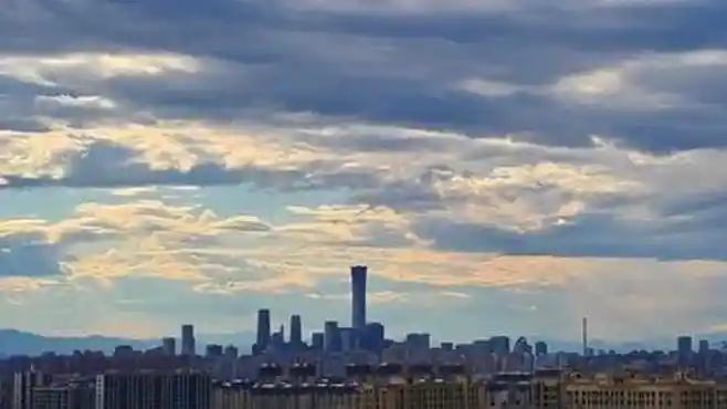 登高望远，京城上空云蒸霞蔚